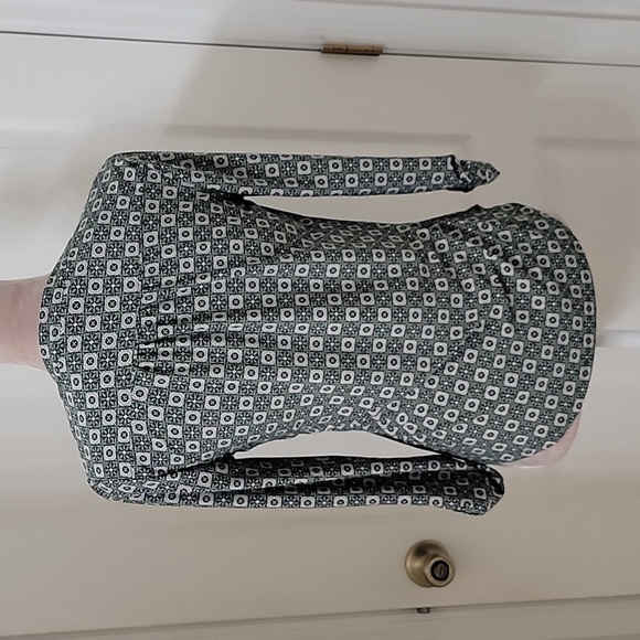 Westport Size XS Green Medallion Patterned Popover Blouse, Roll Tab Sleeve, EUC - Picture 4 of 12